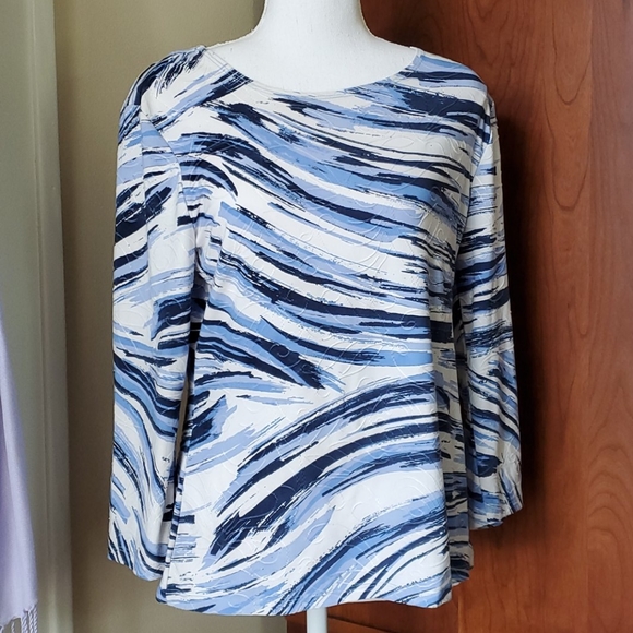 JM Collection top with wave detail size small - Picture 1 of 4